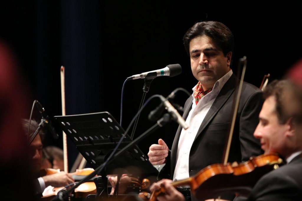 خوانندگی در کنسرت آوای چکاوک